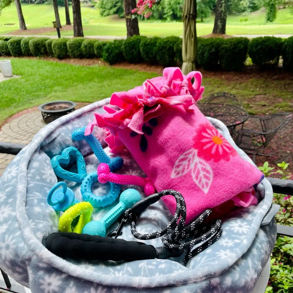 NWT🐾💗Small Dog Gift Bed Basket💗🐾Comes w/leash,blanket,8 great toys,plush bed